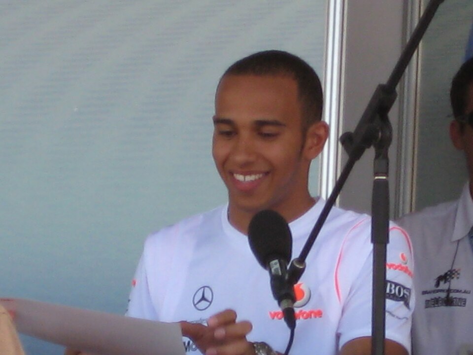 Retrato de Lewis Hamilton de frente, de hombros hacia arriba