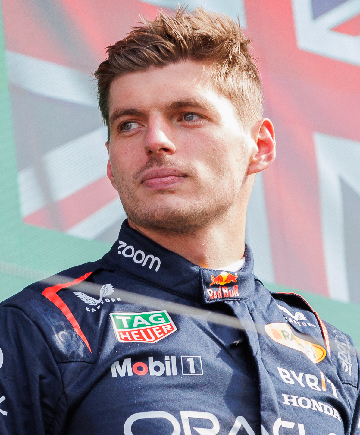 Retrato de Max Verstappen de frente, de hombros hacia arriba